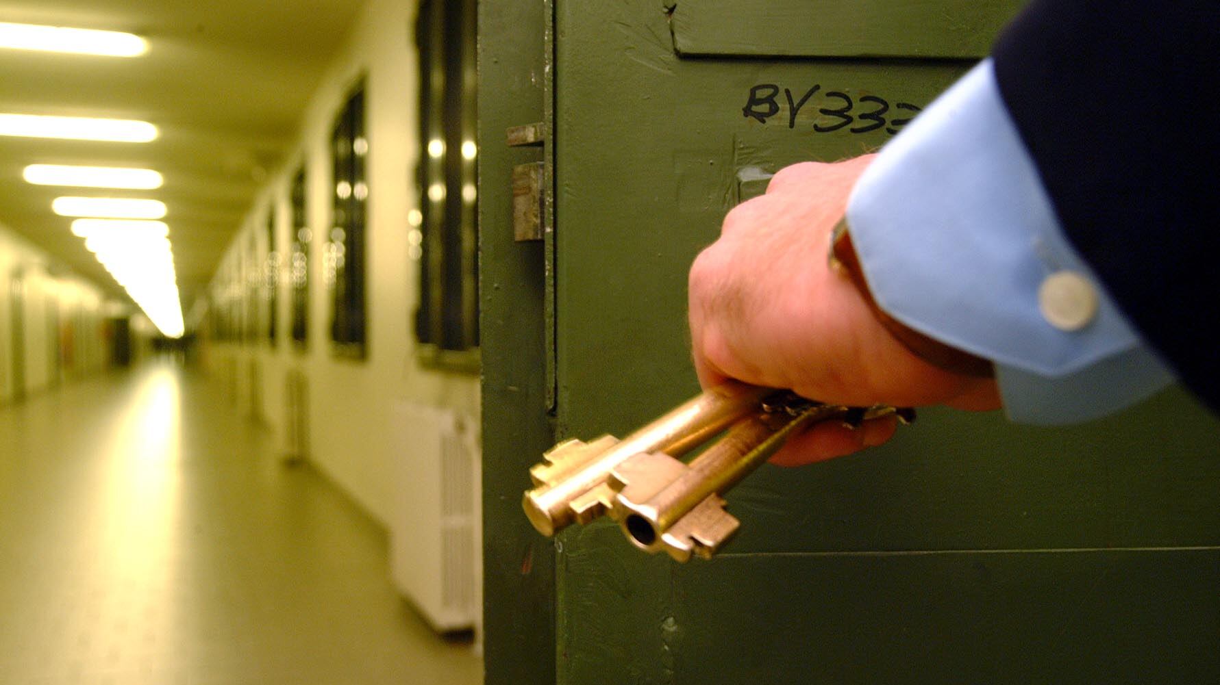 Segano le sbarre e si calano con le lenzuola: in tre evadono dal carcere