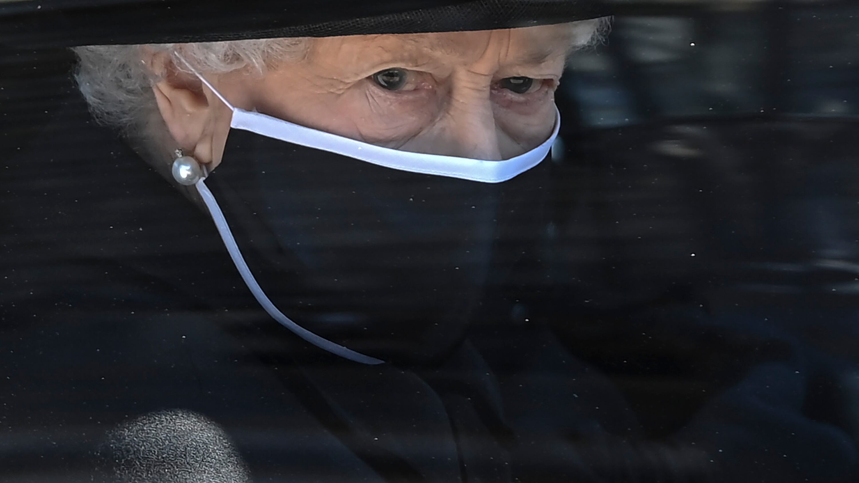 Il bastone, stop alcolici e niente Cop26: la Regina preoccupa ma resta sul trono
