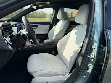 Mercedes Classe E 300e: guarda la gallery della berlina ibrida super lusso 12