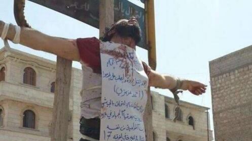 I terroristi dell'Isis crocifiggono i nemici