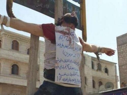 I terroristi dell'Isis crocifiggono i nemici