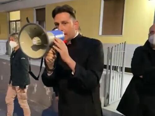 "Il prete che (col megafono) sfida i criminali"