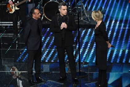 Sanremo 2017, Maria De Filippi e il bacio agli ospiti 31