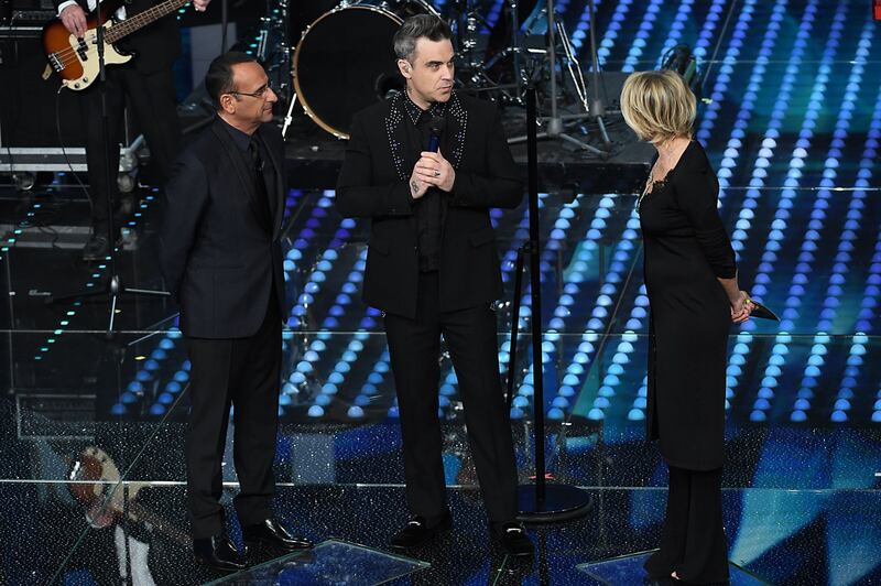 Sanremo 2017, Maria De Filippi e il bacio agli ospiti 31