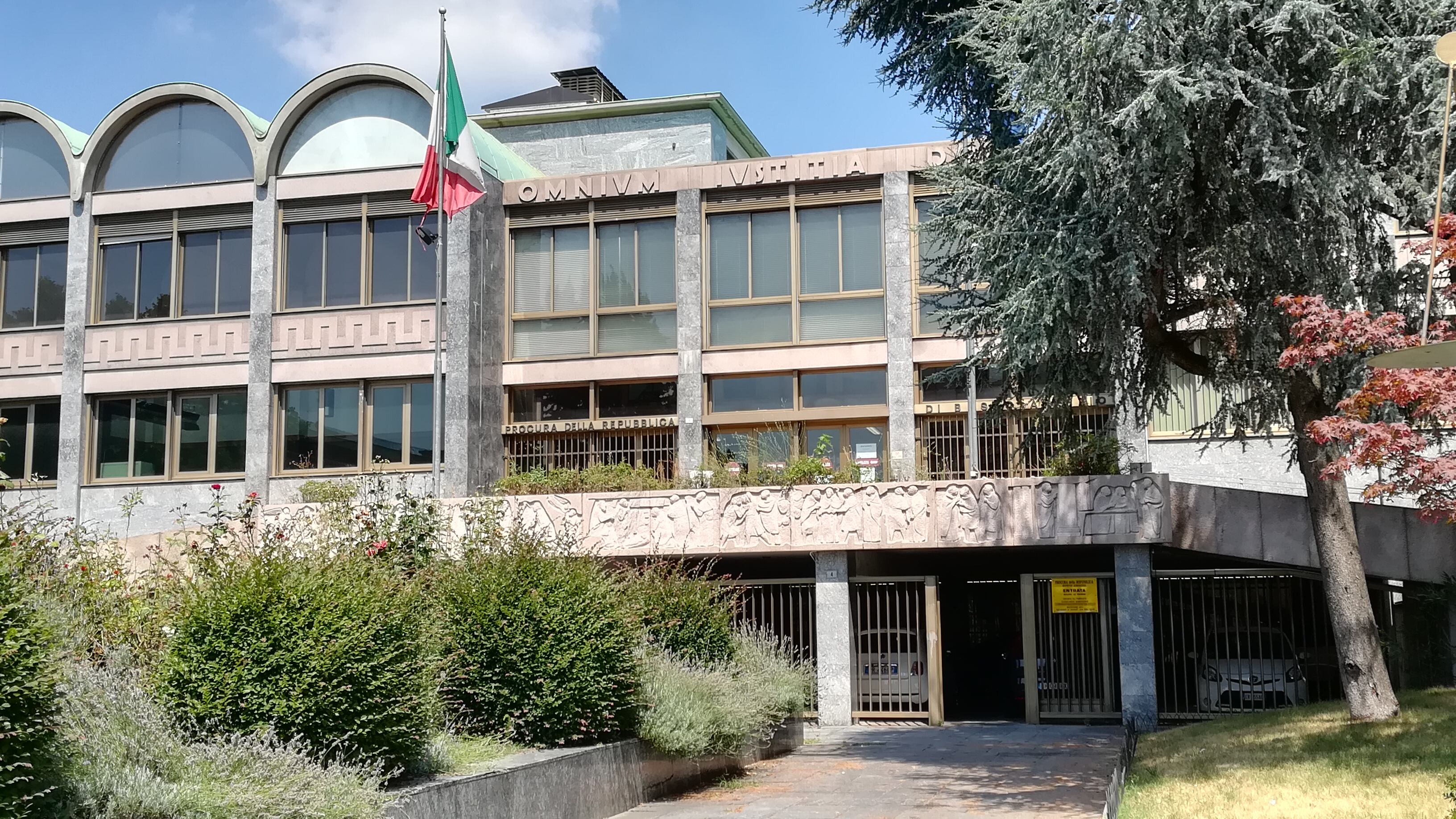 Tradito dalla moglie, si fa "risarcire" dall’amante: condannato