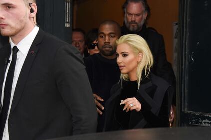 Kardashian cambia look: caschetto biondo platino 11