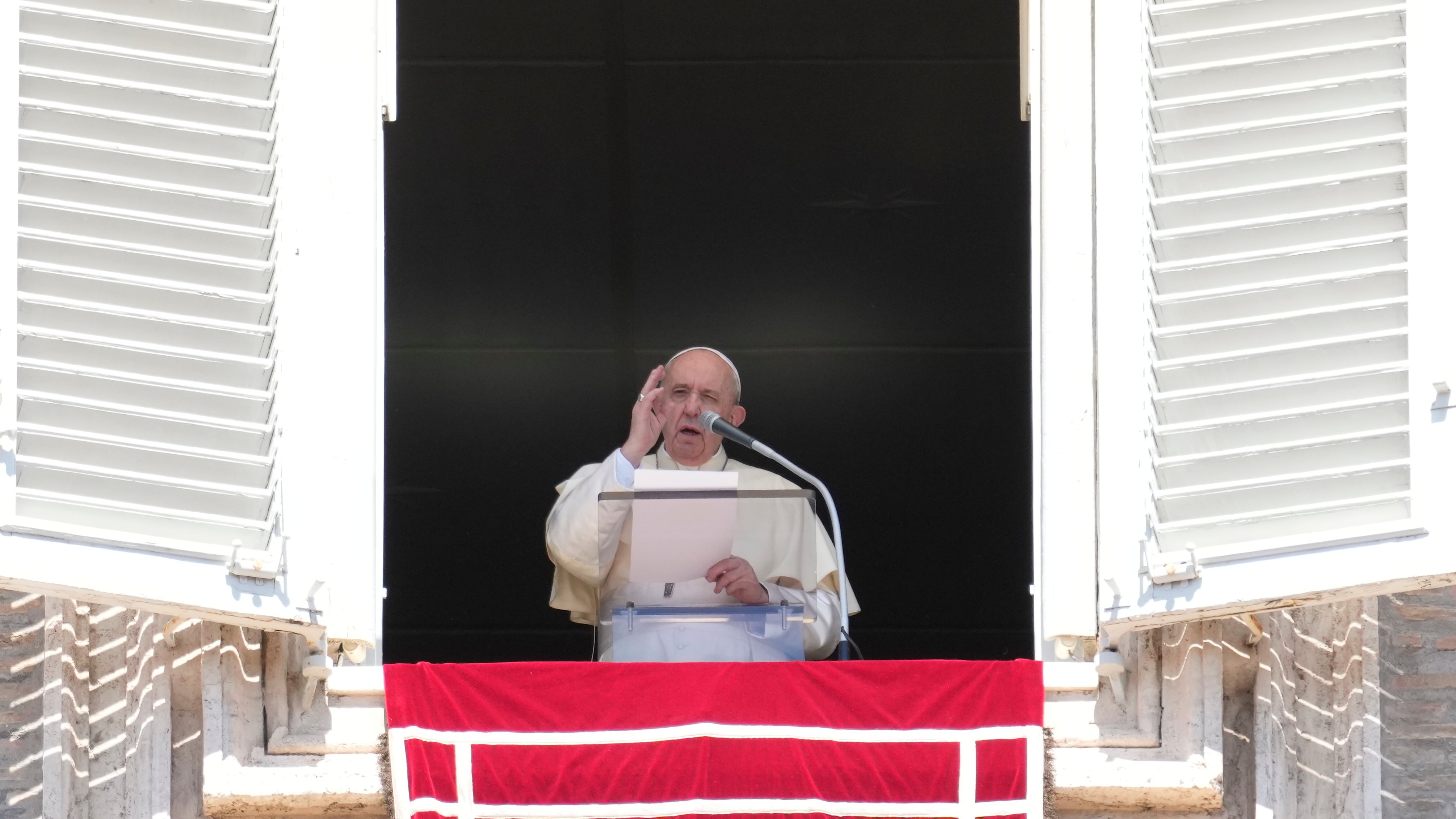 Il Papa sprona i cattolici. "Basta dare colpe agli altri"