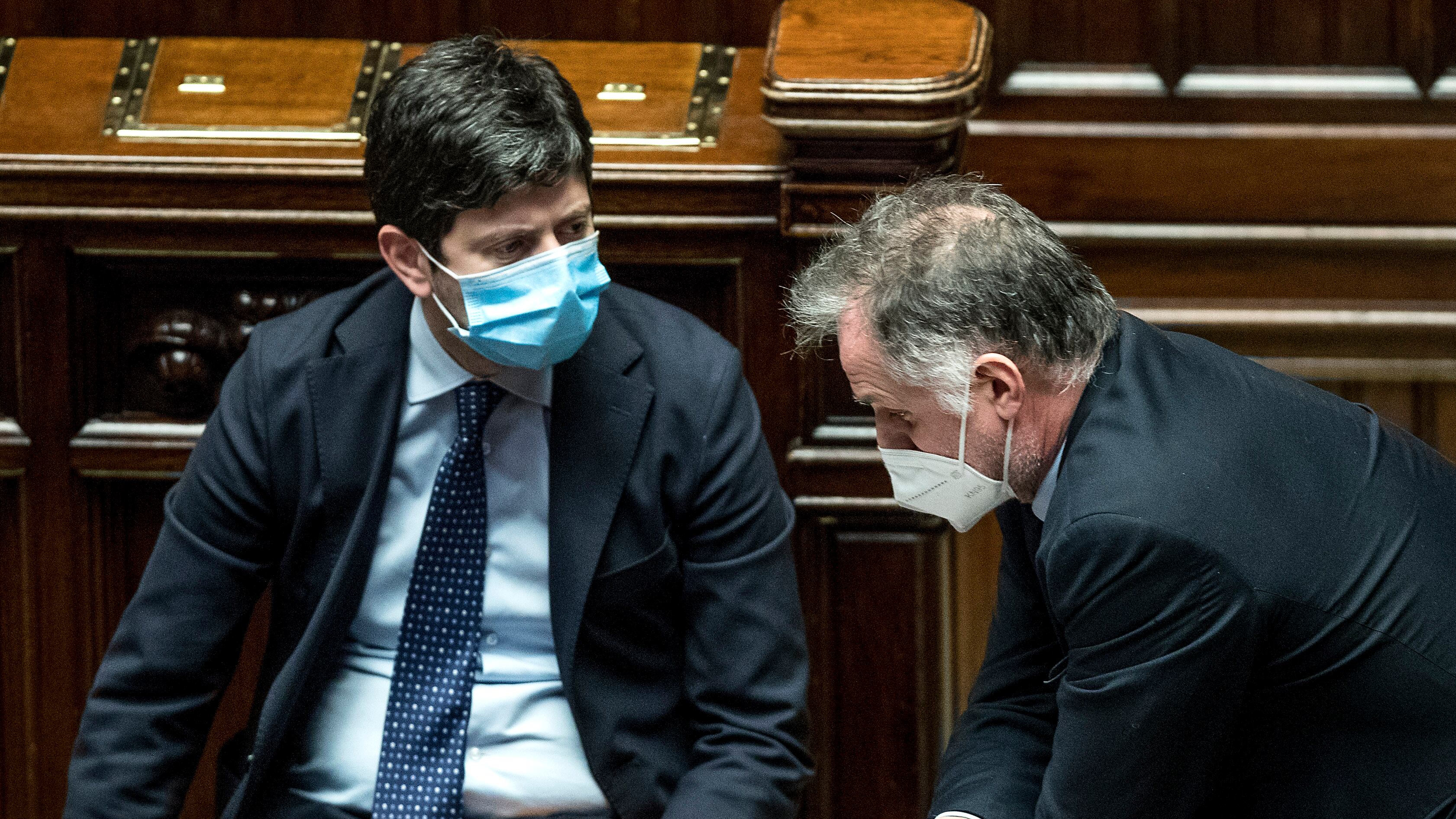 Riaperture e hotel dividono il governo