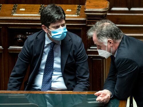Riaperture e hotel dividono il governo