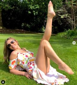 Elizabeth Hurley hot in bikini 9