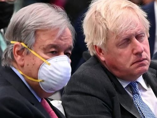"Dormiva in platea senza mascherina": bufera su Boris Johnson