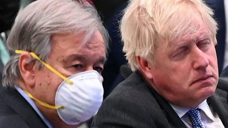 "Dormiva in platea senza mascherina": bufera su Boris Johnson