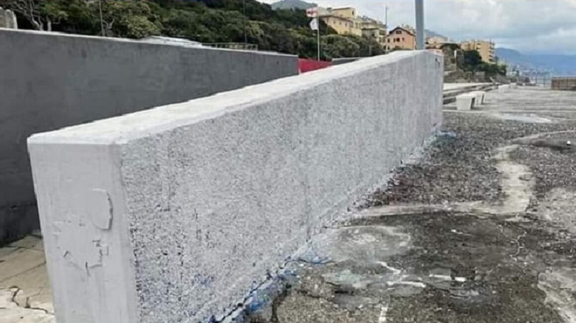 Vandalizzato murale dedicato a Vialli, l'ira dei tifosi: "Gesto da imbecilli"