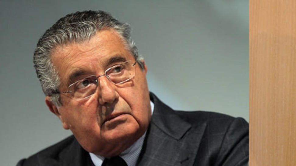 De Benedetti: "Sono fortunato". Marina Berlusconi lo stana: "Salvato grazie ai nostri soldi"