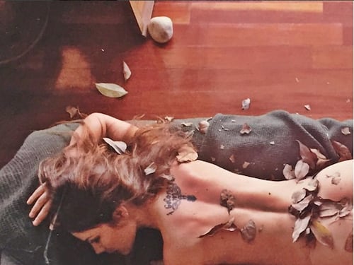 Naike Rivelli in "Autunno in casa" è completamente nuda, coperta da una foglia