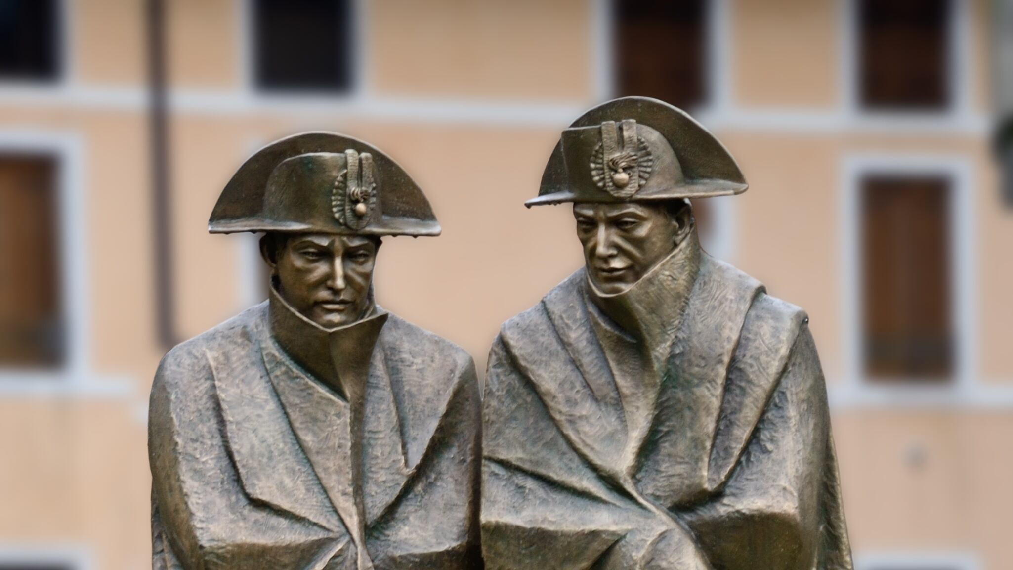 Schio, gang di africani (e un italiano) deturpa il monumento ai carabinieri