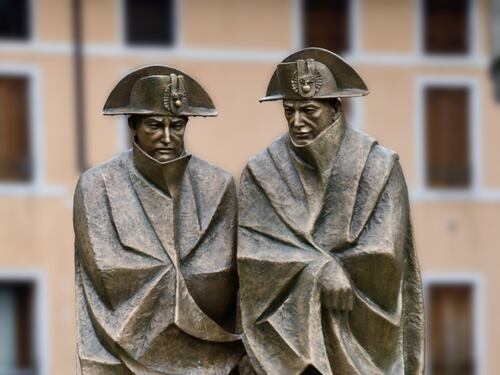 Schio, gang di africani (e un italiano) deturpa il monumento ai carabinieri