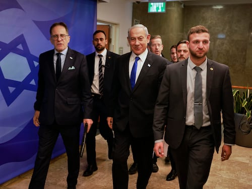 Netanyahu a Roma in fuga dalle proteste. Ma anche la traduttrice rifiuta l'incarico