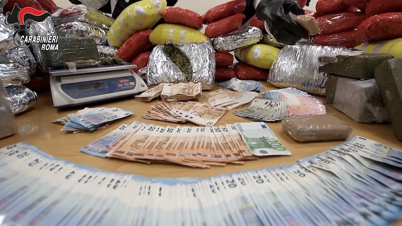 Le immagini dello spaccio nel centro di accoglienza riprese dai carabinieri 2