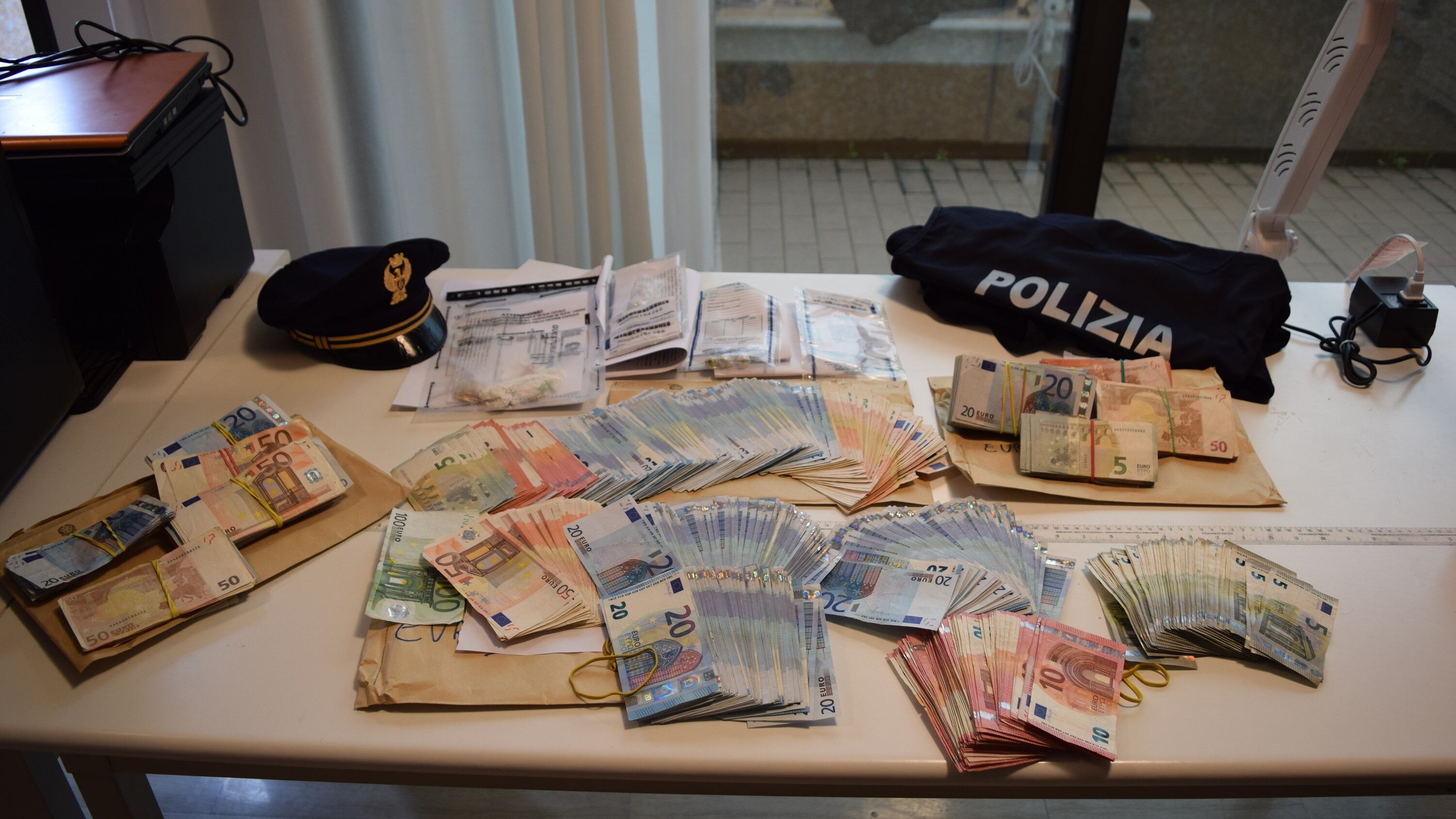 Anzio, arrestati sei pusher e sequestrati 10 chili di droga