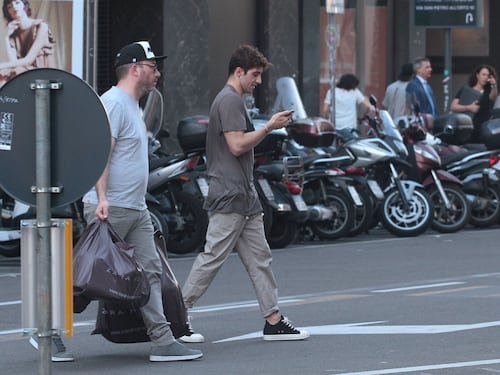 Andrea Iannone fa shopping da Zara, ma è distratto da qualcosa sul cellulare