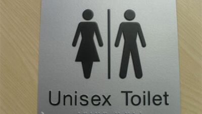 Reggio Emilia, il "no" dei pro life alla toilette per il terzo sesso