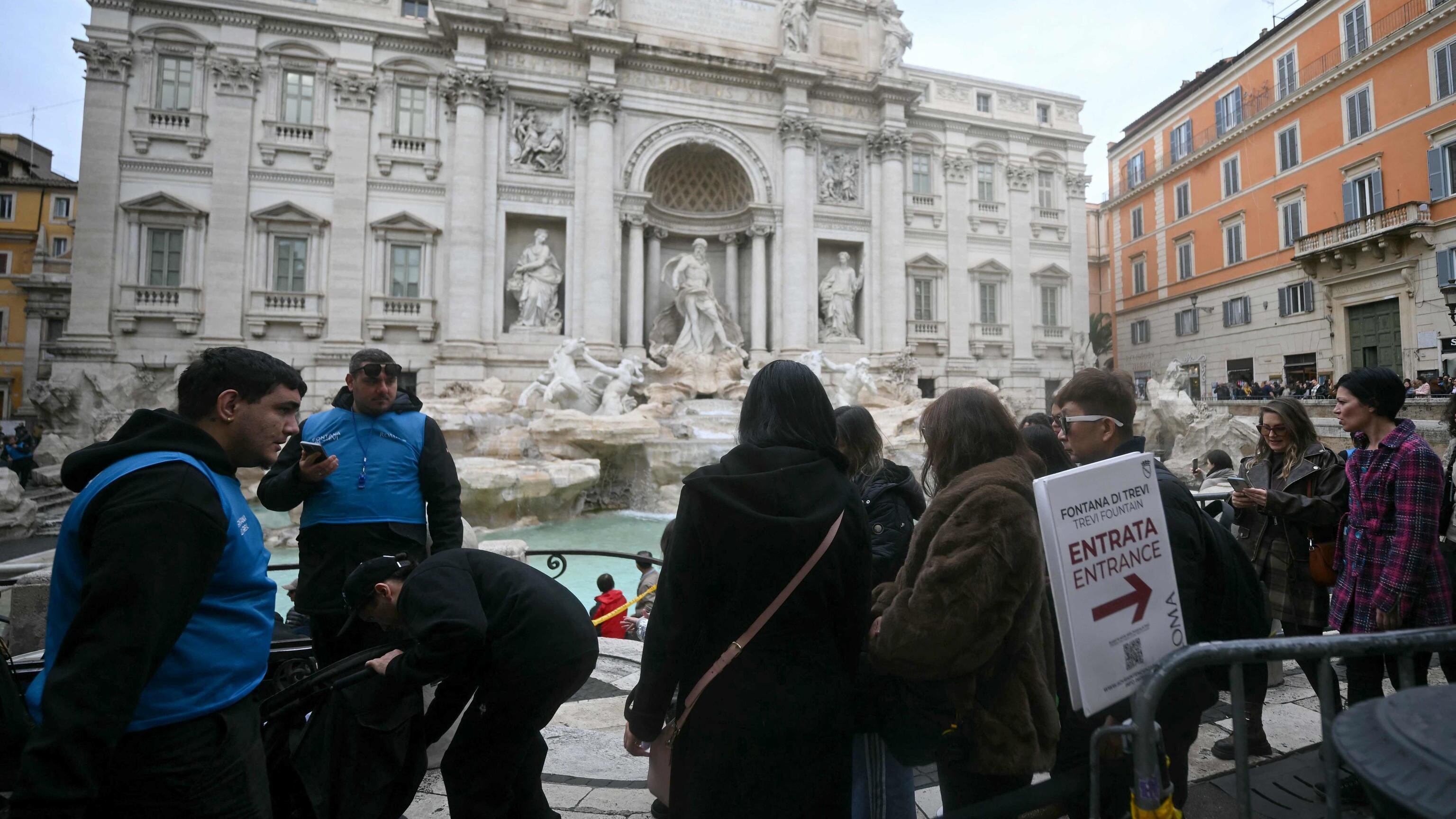 Trentasette colpi non bastano a tenerla in carcere: la borseggiatrice della Fontana di Trevi è di nuovo libera