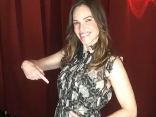 L'annuncio a sorpresa di Hilary Swank: "A 48 anni mamma di due gemelli"