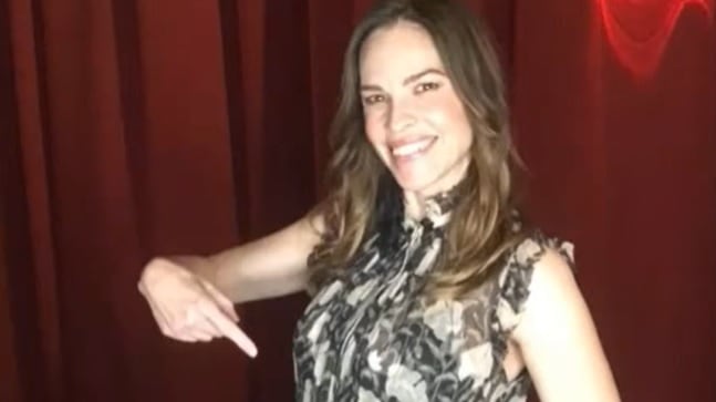L'annuncio a sorpresa di Hilary Swank: "A 48 anni mamma di due gemelli"