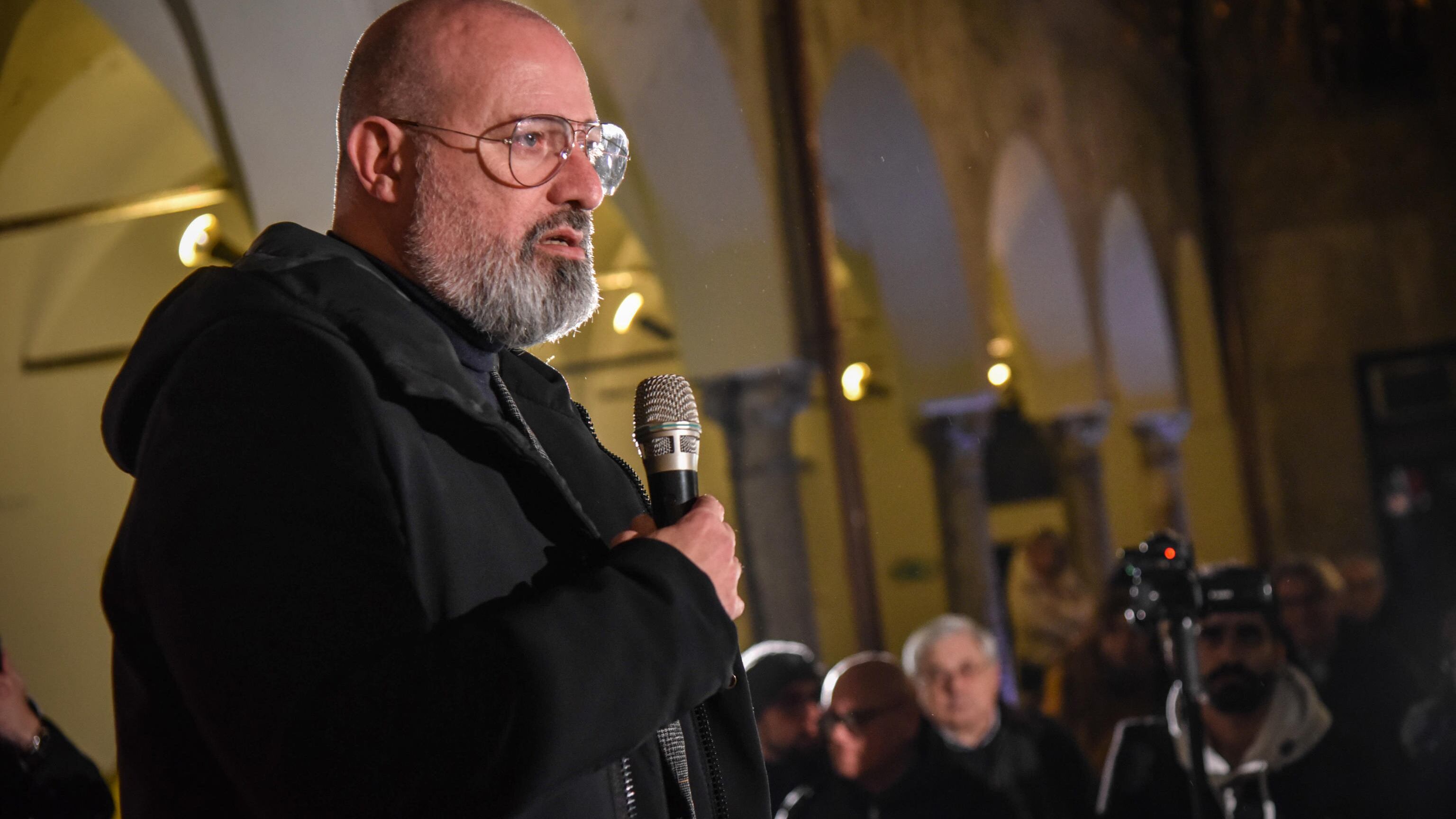 Bonaccini in imbarazzo sulla patrimoniale. E il Pd litiga sui vessilli