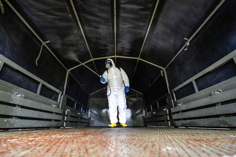 Sanitari disinfettano un camion (La Presse)