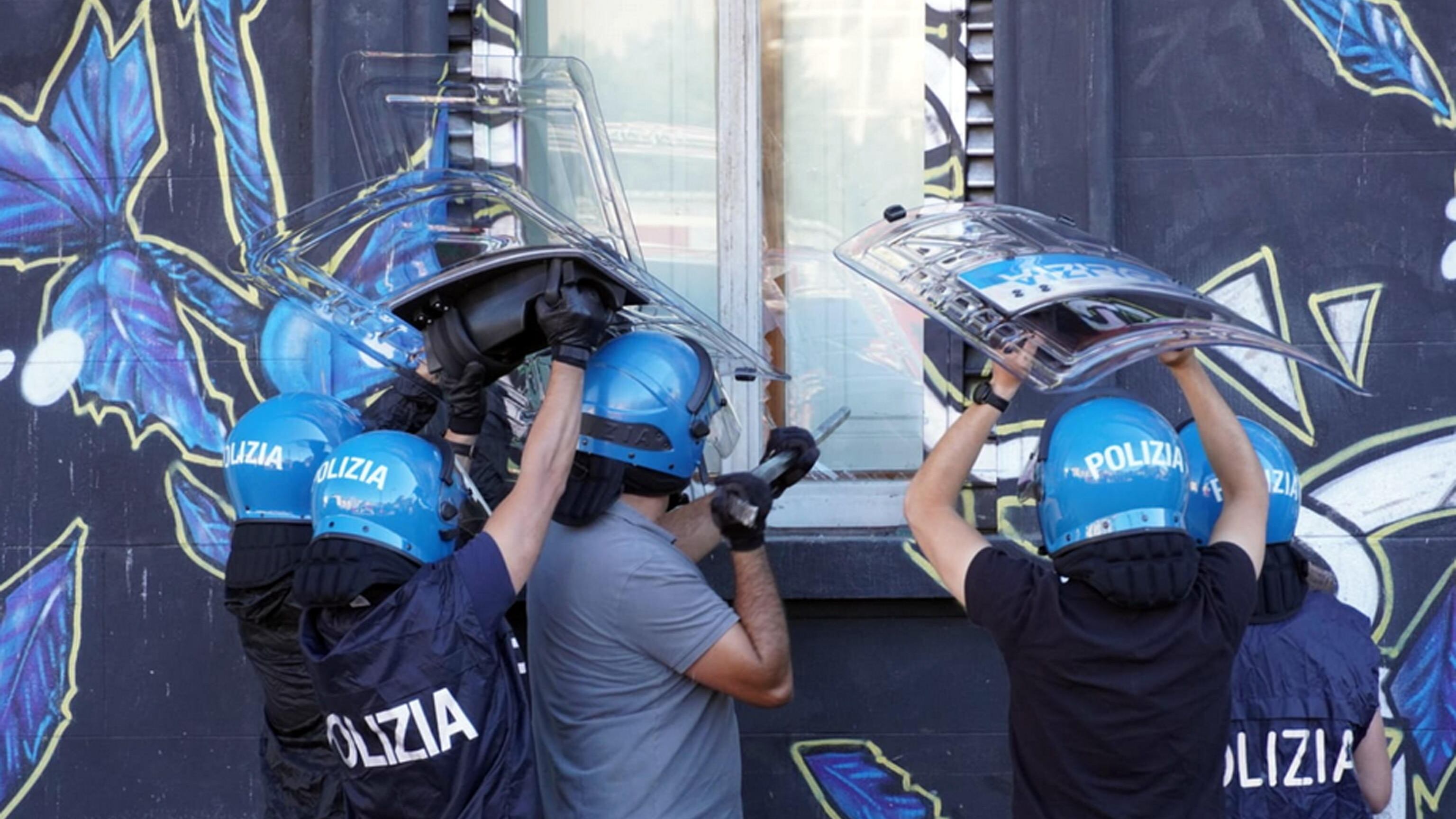Calcio al volto del poliziotto durante lo sgombero: anarchica torna libera