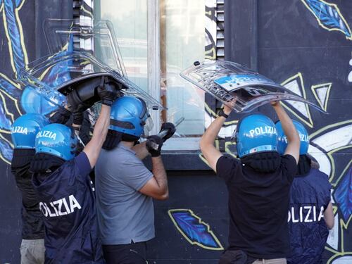 Calcio al volto del poliziotto durante lo sgombero: anarchica torna libera