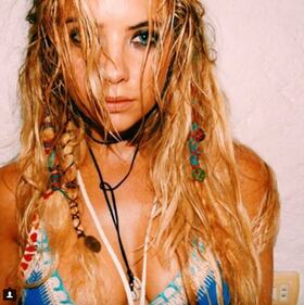 Ashley Benson sexy al mare 3