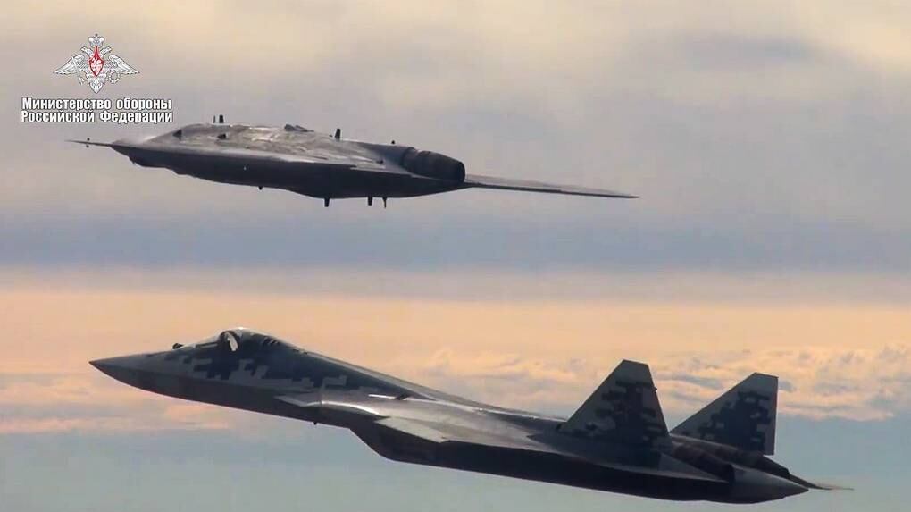 Russia, primo volo congiunto del drone Hunter con il caccia Su-57