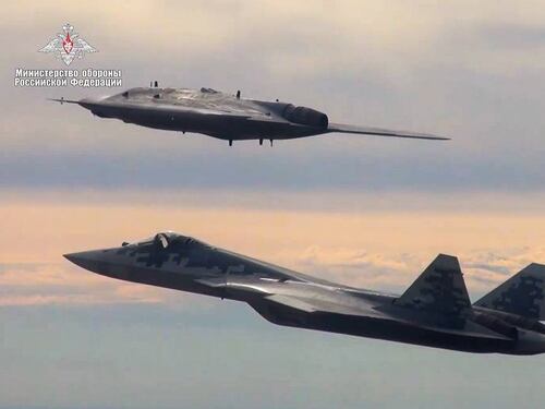 Russia, primo volo congiunto del drone Hunter con il caccia Su-57
