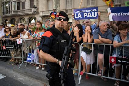Barcellona in piazza per la pace dopo la strage sulla rambla 2