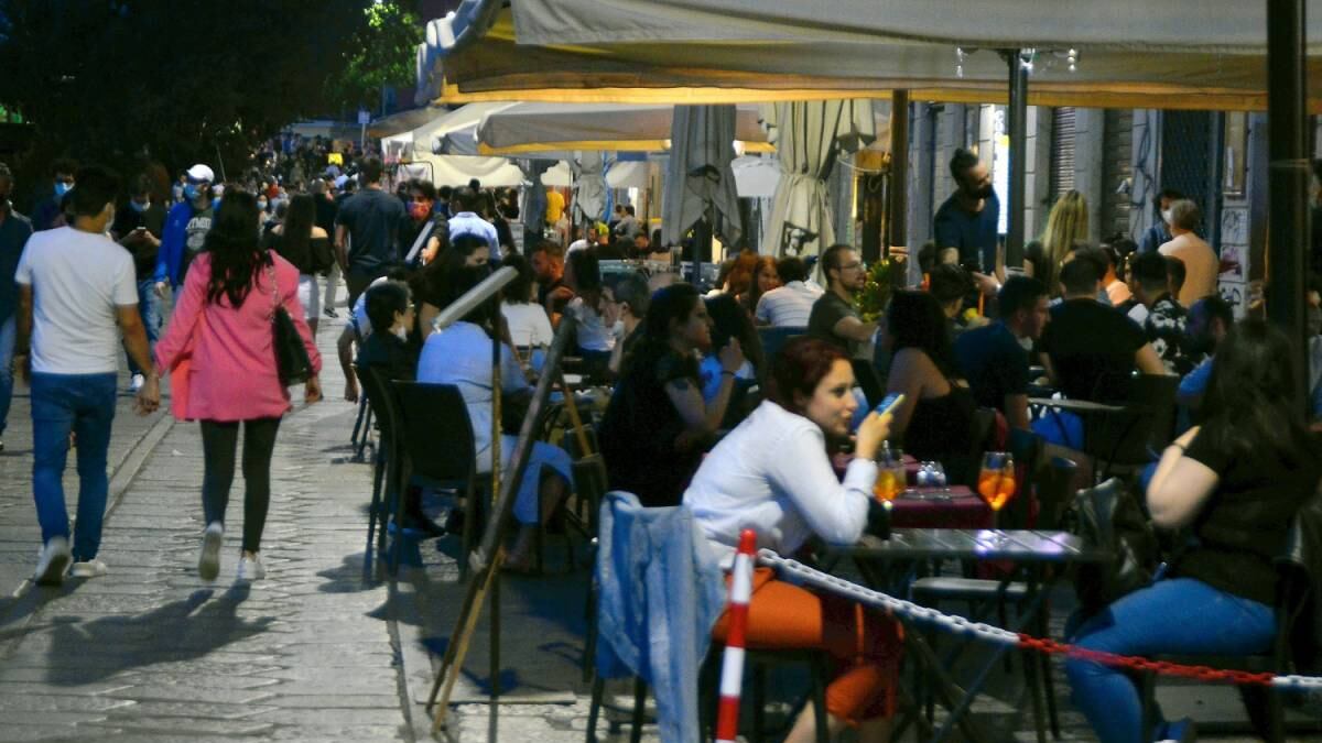 Scattano le multe ai tavolini abusivi