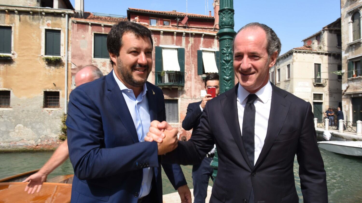 I grillini pronti a usare il "ricatto politico": l'autonomia non passa