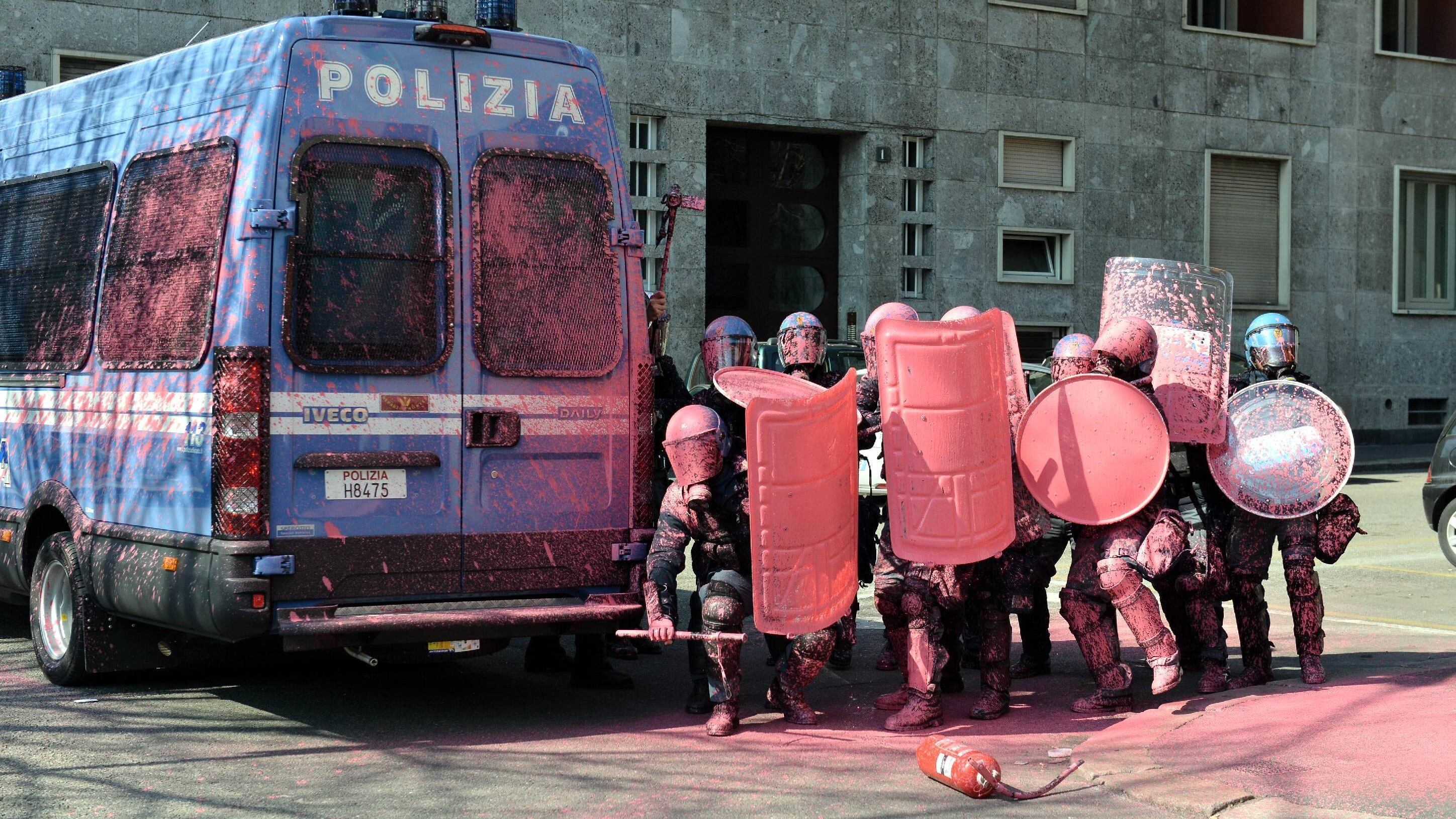 "Noi, poliziotti e bersagli. Non possiamo difenderci"
