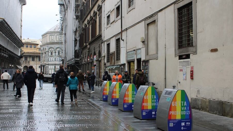 "Obbrobrio ideologico". Bufera a Firenze per i "cassonetti arcobaleno"