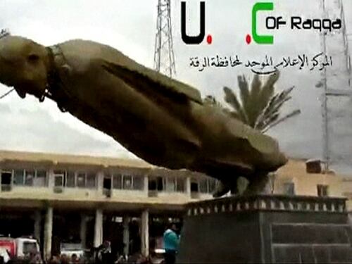 Siria, abbattuta la statua del padre di Assad
