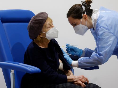 I veri numeri di Bertolaso: "Chi ha già avuto il vaccino"