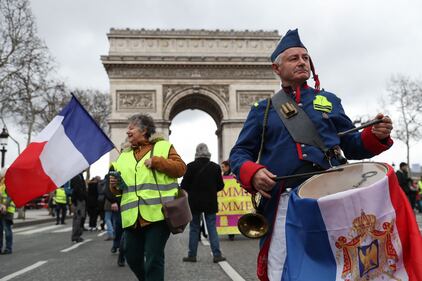 Parigi: nuove proteste in piazza per i Gilet Gialli  1