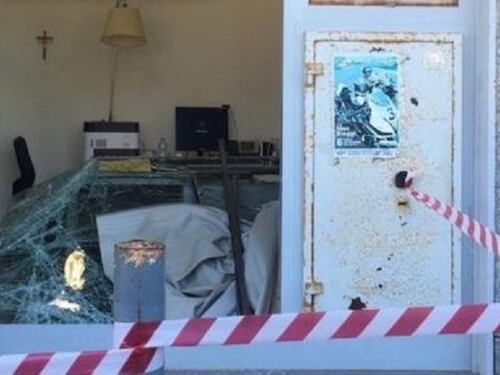 Distruggono filiale della banca per rubare soldi da un bancomat: l’allarme mette in fuga i ladri