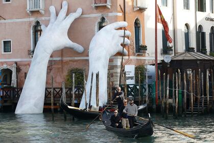 Due mani giganti spuntano dal Canal Grande 2