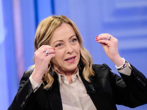 L'affondo di Meloni su De Luca: "Fondi di coesione usati per la festa del fagiolo e della patata"