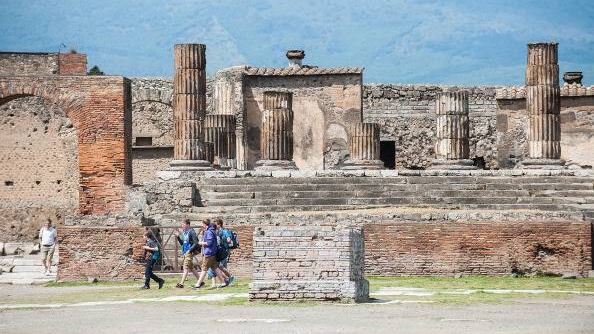 Pompei si difende da furti e vandalismi. Da oggi vietati bikini, ombrelli e selfie