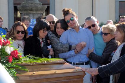L'ultimo saluto a Matilde Lorenzi: le immagini più toccanti dei funerali 3