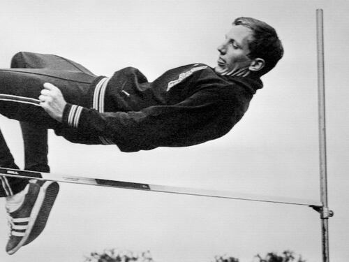 Addio al marziano Fosbury. L'uomo che di schiena rivoluzionò salti e atletica